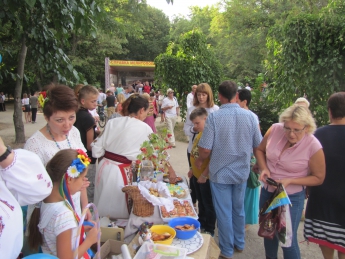 Волонтеры собрали на ярмарке 14 тысяч гривен на лечение раненому земляку (фото)