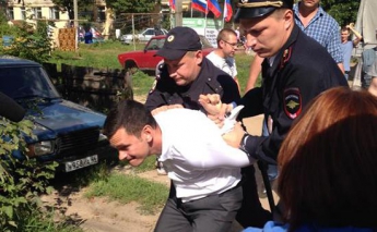 Российского оппозиционера Яшина задержали прямо на встрече с избирателями