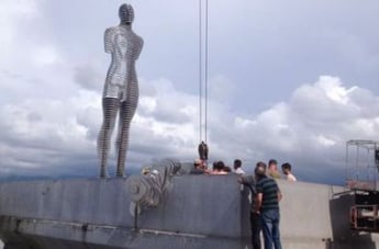 В Батуми разрушили всемирно известную движущуюся статую Али и Нино