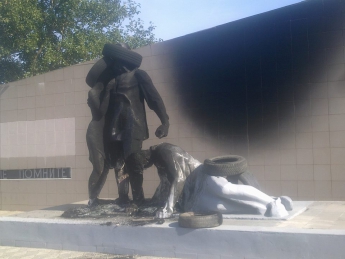 Под Мелитополем надругались над мемориалом "Жертвам холокоста" (фото)