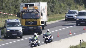 Полиция Австрии обнаружила грузовик с 26 мигрантами, включая детей