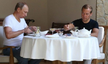 Путин и Медведев вместе сделали зарядку и позавтракали; соцсети не заставили себя долго ждать (фото)