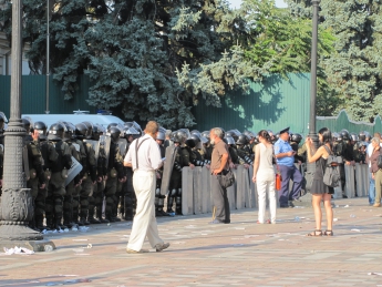 Гранаты в Киеве бросали "титушки", а не участники митинга, - очевидцы (видео)