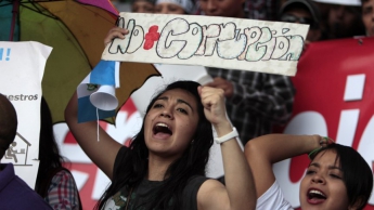 Парламент Гватемалы лишил президента неприкосновенности