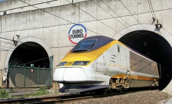 Из-за проникновения мигрантов в тоннель под Ла-Маншем было нарушено движение поездов "Евростар"