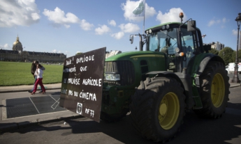 Более тысячи протестующих фермеров вошли в Париж на тракторах (фото)