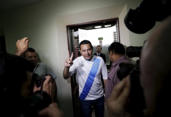 Актер-комик Джимми Моралес выиграл первый тур президентских выборов в Гватемале