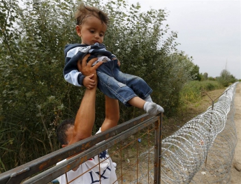 В Венгрии мигранты прорвали заслоны полиции на границе с Сербией