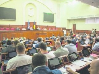 Депутаты устроили скандал из-за запрета сосисок в тесте