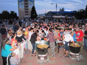 На патриотическом фестивале горожане ели кулиш и слушали украинскую музыку (фото)