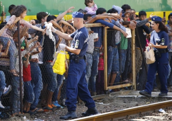 В воскресенье из Сербии в Венгрию перешли почти 6 тыс. беженцев