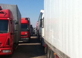 На админгранице с Крымом образовались очереди из грузовиков