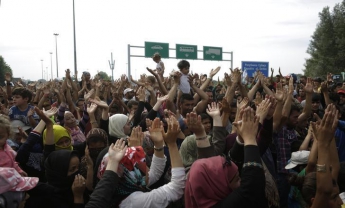 Австрия открывает границу для 10 тыс. мигрантов, Болгария - закрывает