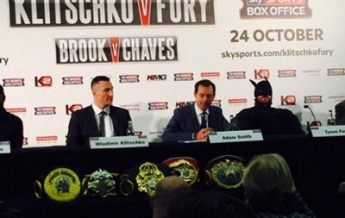 Тайсон Фьюри на пресс-конференцию с Кличко пришел в костюме Бэтмена (видео)