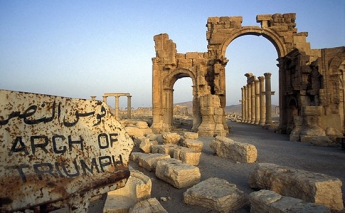 Боевики "ИГИЛ" взорвали античную Триумфальную арку в Пальмире