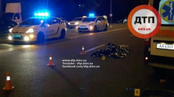 В Киеве пьяный водитель сбил двух прохожих на тротуаре, погибла женщина
