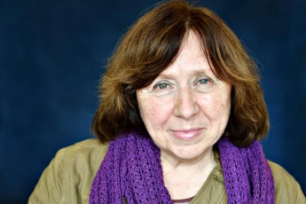 Нобелевскую премию по литературе присудили рожденной в Украине писательнице Светлане Алексиевич (видео)