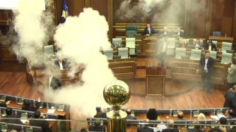 В парламенте Косово оппозиционный политик бросил дымовую гранату