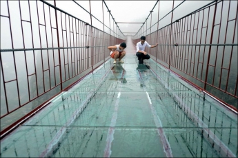 Новый стеклянный мост в Китае треснул под ногами туристов
