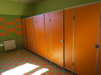 Туалеты по типу тех, что на «воговских» заправках, теперь строят уже и в городских школах