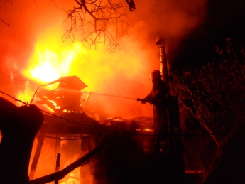 В Новосибирске мощный пожар уничтожил авторынок (видео)