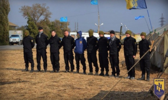 "Азовцы" подключились к блокаде Крыма на КПП "Чаплинка" (фото)