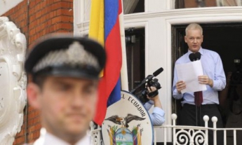 Эквадор просит у Великобритании отпустить Ассанжа на МРТ