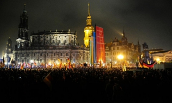 В Дрездене десятки тысяч человек протестовали против притока мигрантов (фото)