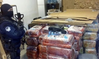 В Мексике полиция нашла подземный тоннель, по которому банда Эль Чапо переправляла в США десятки тонн марихуаны (фото)