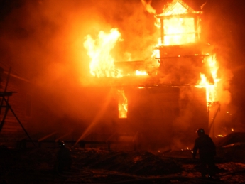 В России в доме с пятью детьми возник пожар, погибла девочка