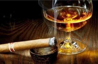Ученые выяснили, почему после алкоголя тянет покурить
