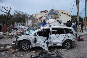 Вооруженные люди устроили два взрыва и напали на отель в столице Сомали