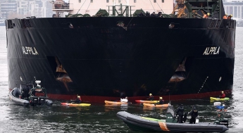 Активисты Greenpeace перекрыли кораблю из РФ въезд в порт Финляндии