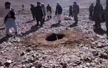 Девушку забили камнями за измену в Афганистане