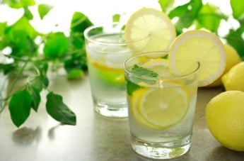 Почему по утрам стоит пить теплую воду с лимоном