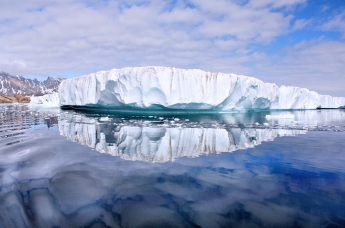 В Гренландии раскололся один из крупнейших ледников (видео)