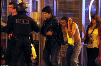 В результате терактов в Париже погибли не менее 140 человек, - мэрия города