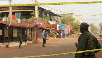 В столице Мали напали на отель и захватили заложников