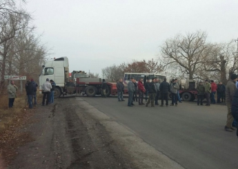 Жители Николаевской обл. перекрыли дорогу Днепропетровск – Николаев и требуют ремонта