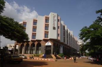 Террористы захватили в отеле Radisson в Мали 170 заложников, есть жертвы