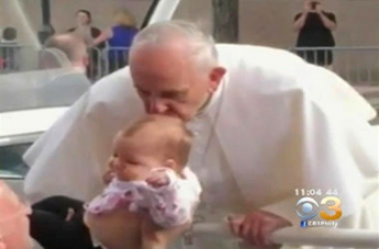 Опухоль в голове годовалого ребенка уменьшилась после поцелуя Папы Римского