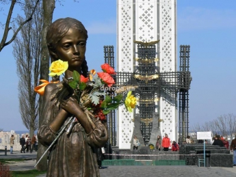 Порошенко: 80% украинцев считают Голодомор геноцидом, Украина продолжит расширять географию признания в мире (видео)