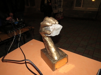 Активисты Майдана передали депутатам горсовета скульптуру - булыжник, зажатый в руке