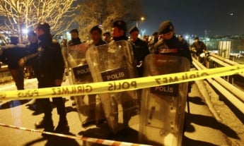 В результате взрыва самодельной бомбы в Стамбуле ранены пять человек