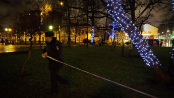 Видеокамеры зафиксировали мужчину, который, вероятно, бросил взрывчатку на остановку в Москве, - источник