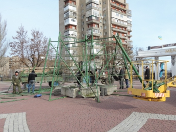На площади устанавливают елку (фото)