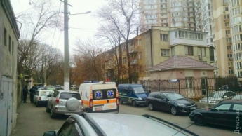 В Одессе в районе парка Шевченко мужчина угрожает взорвать гранату