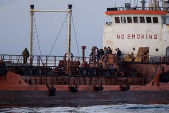 В Сингапурском проливе грузовое судно столкнулось с танкером, перевозившим химические вещества
