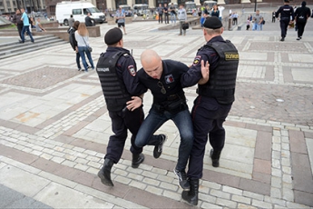 В России полицейские выставили на мороз облитого водой мужчину