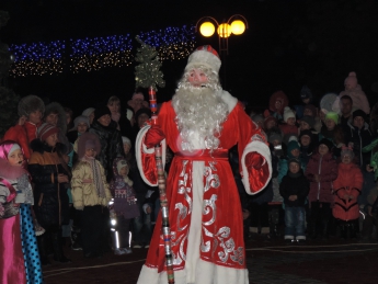 Дед Мороз зажег главную городскую елку (видео)